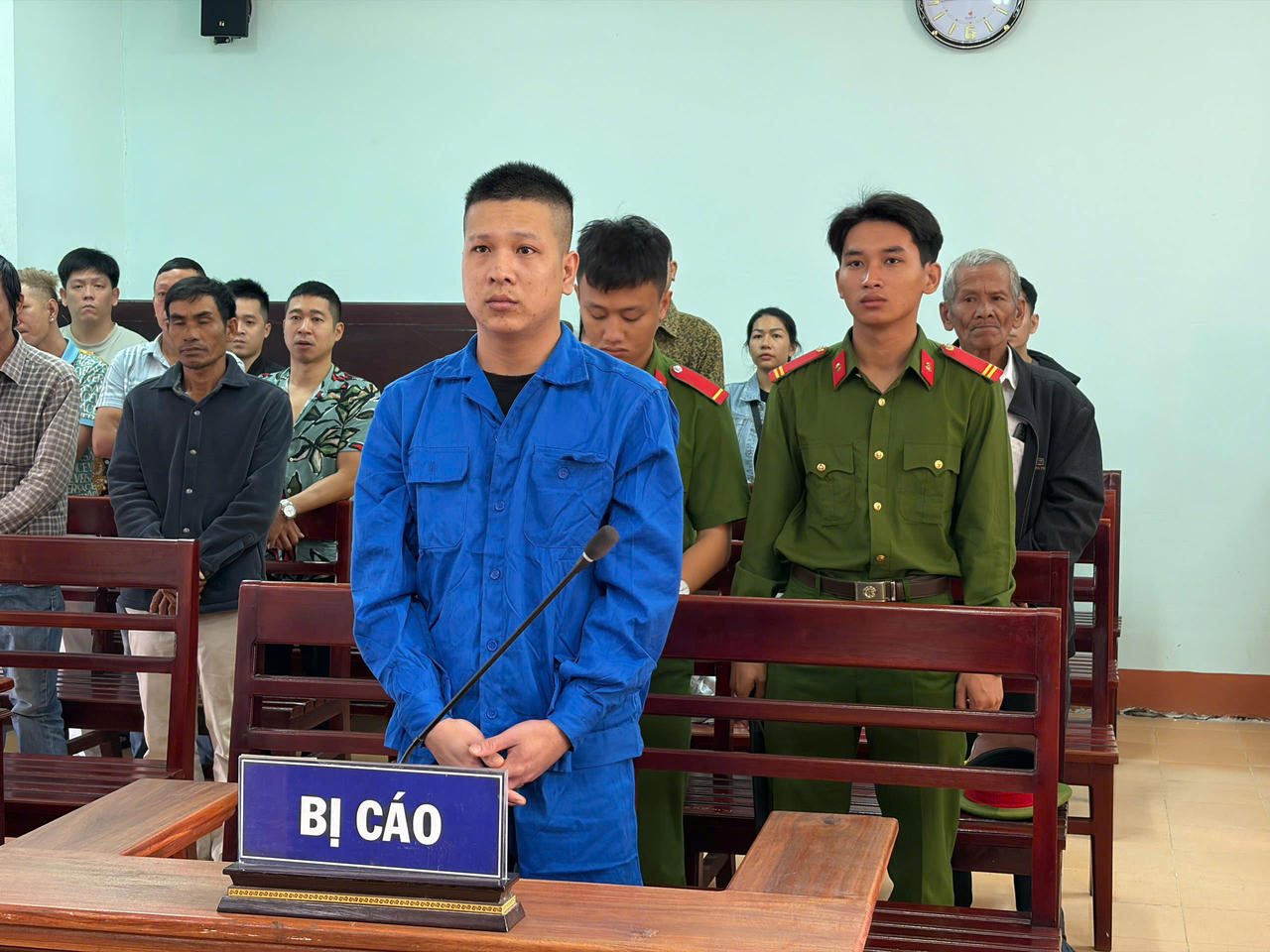 12 tháng tù cho thanh niên chống người thi hành công vụ