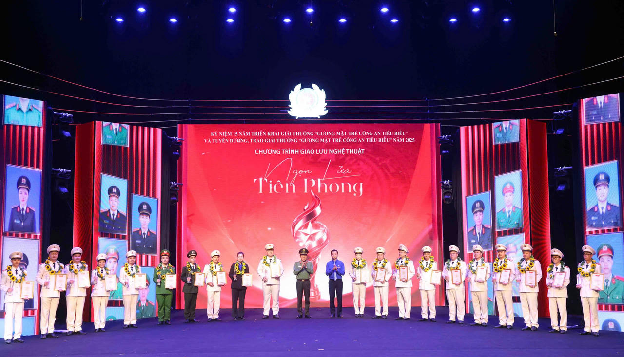 20 “Gương mặt trẻ Công an tiêu biểu” năm 2025 trên sân khấu của chương trình.