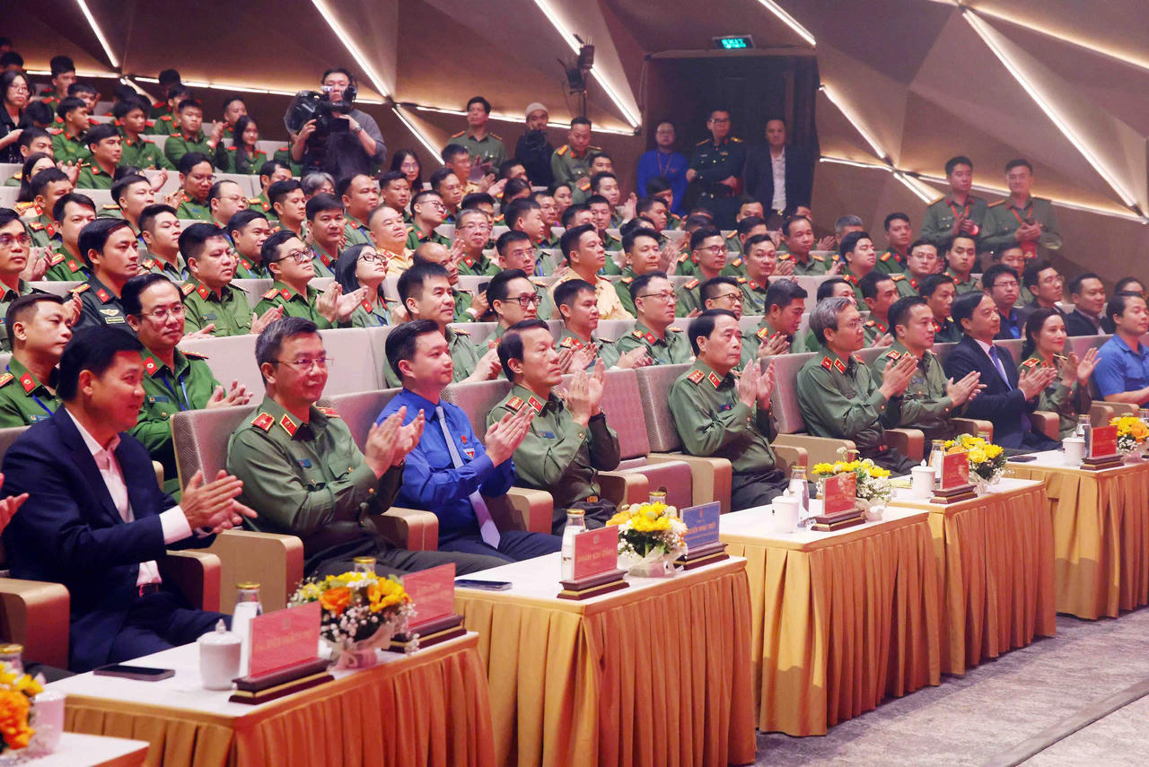 Các đại biểu tham dự chương trình.