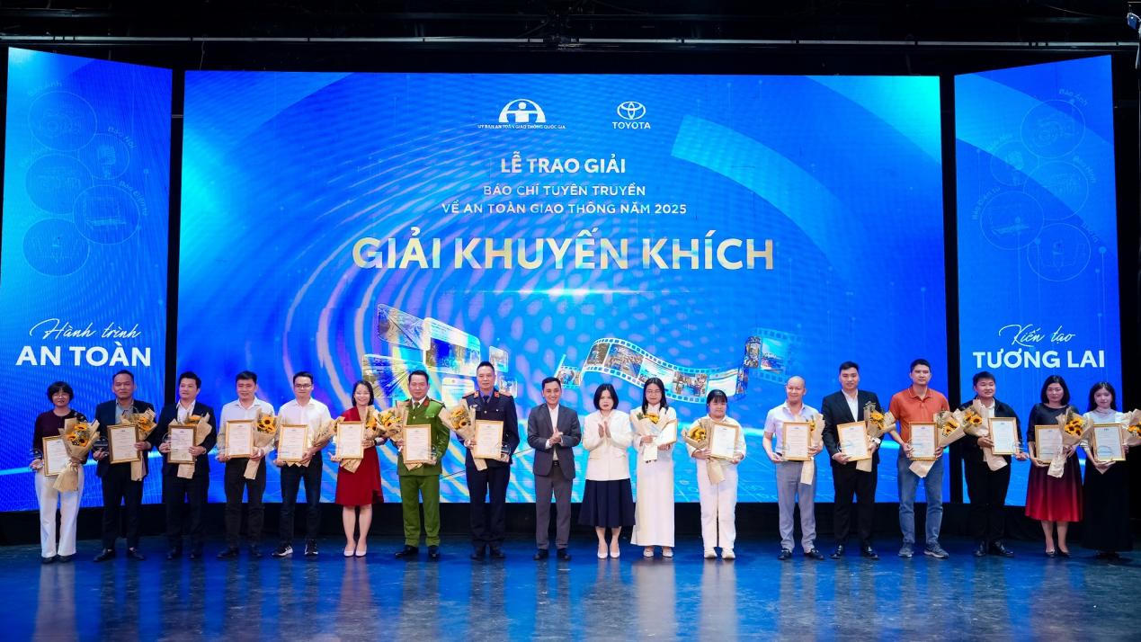 Ban tổ chức trao giải Khuyến khích các tác giả. (Ảnh: TMV)