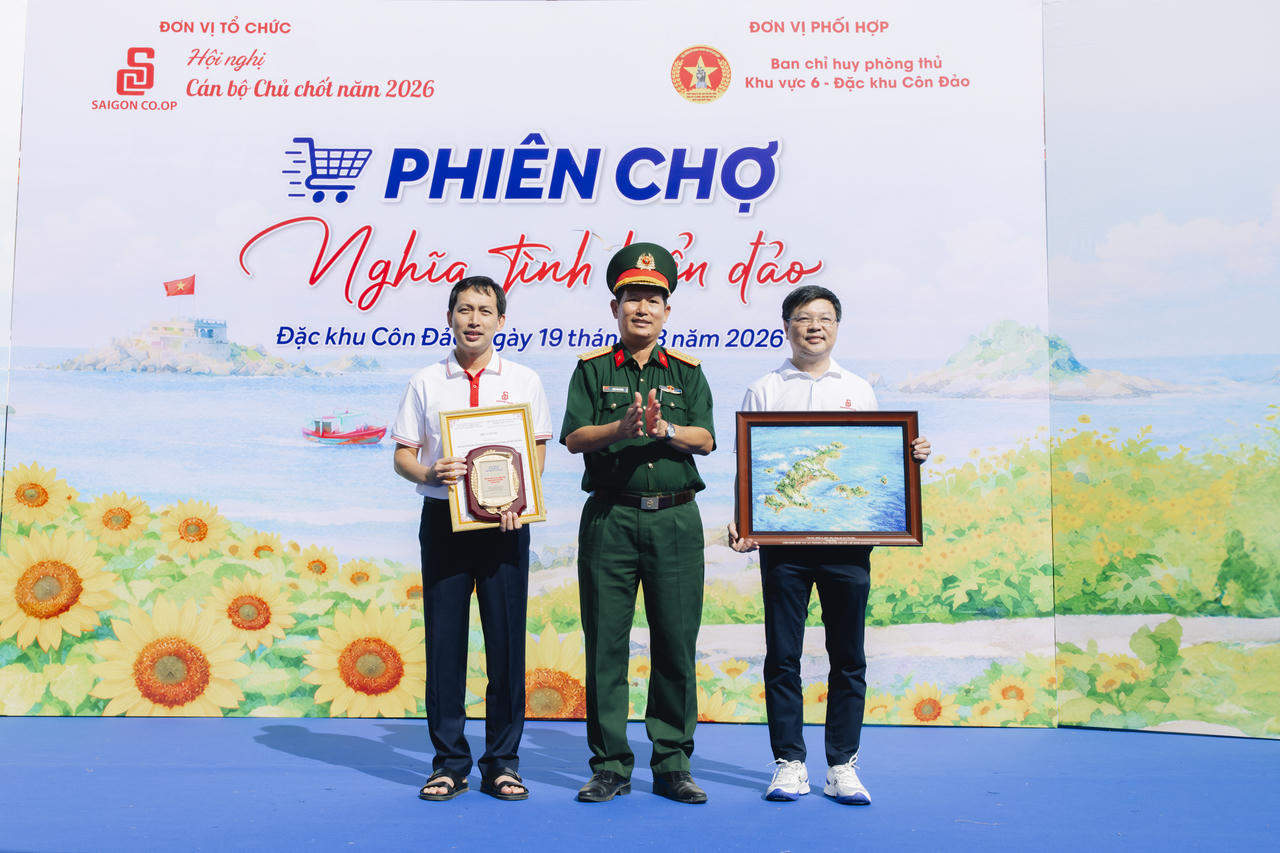 Đại diện Ban chỉ huy Phòng thủ Khu vực 6 - Đặc khu Côn Đảo trao tặng quà và thư cảm ơn cho Saigon Co.op