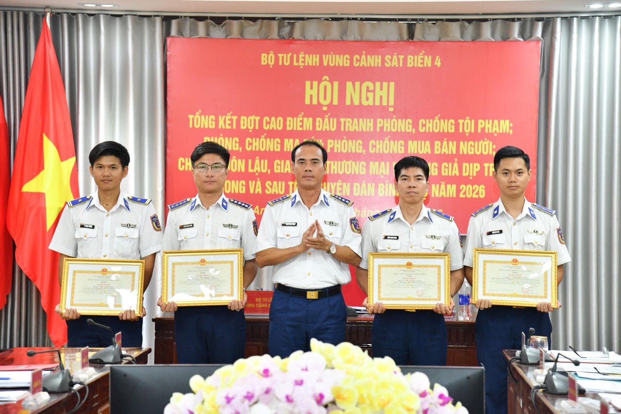 Đại tá Nguyễn Thái Dương - Ủy viên Ban Thường vụ Đảng ủy, Phó Chính ủy Bộ Tư lệnh Vùng Cảnh sát biển 4 trao Giấy khen cho các tập thể có thành tích tốt trong Đợt cao điểm.