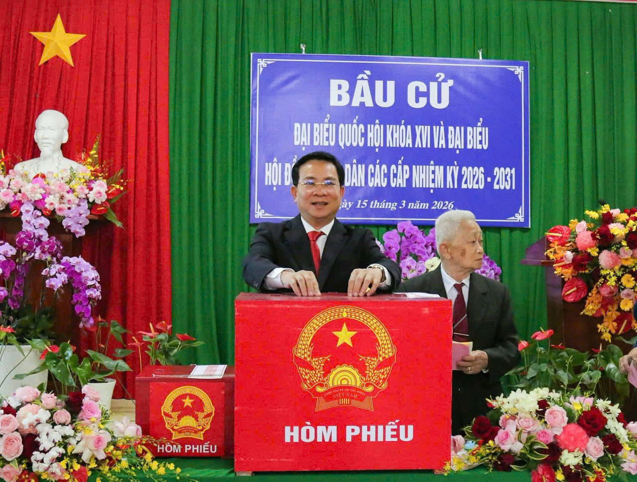 Ủy viên Ban Chấp hành Trung ương Đảng, Phó Bí thư Tỉnh ủy, Chủ tịch UBND tỉnh Lâm Đồng Hồ Văn Mười bỏ phiếu tại khu vực bỏ phiếu số 19, thôn Nghĩa Thị, xã Đơn Dương.