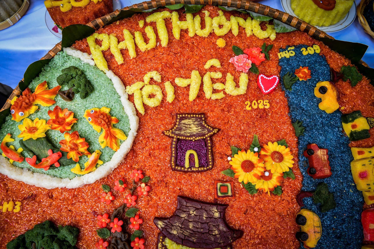 Món xôi dân dã quen thuộc qua bàn tay khéo léo của các nghệ nhân trở thành những tác phẩm nghệ thuật sống động, khắc họa nên những làng mạc, ruộng nương và mái đình - Lễ hội xôi Phú Thượng năm 2025.