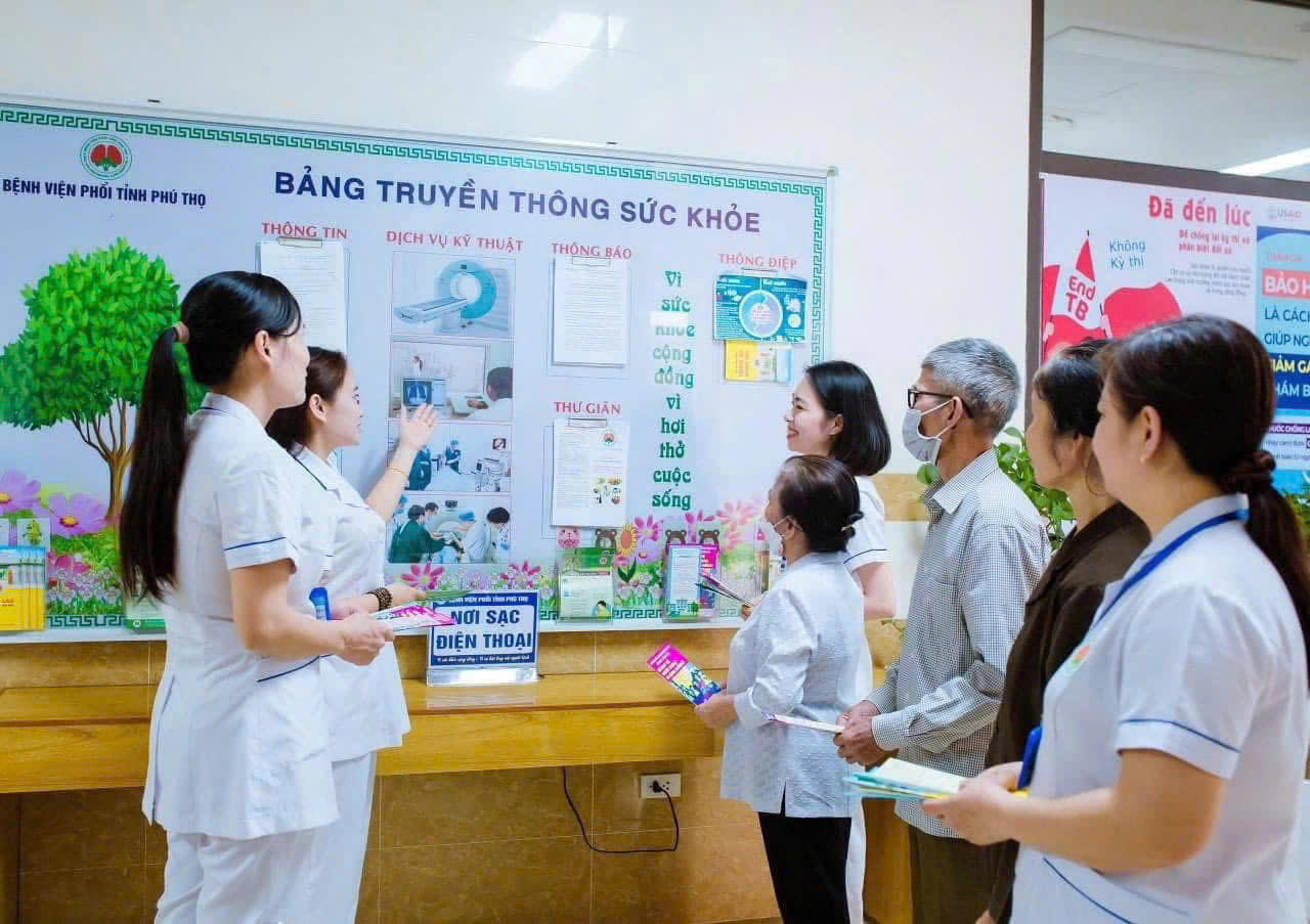 Các bác sĩ tại Bệnh viện Phổi tỉnh Phú Thọ tuyên truyền, hướng dẫn cho người bệnh.