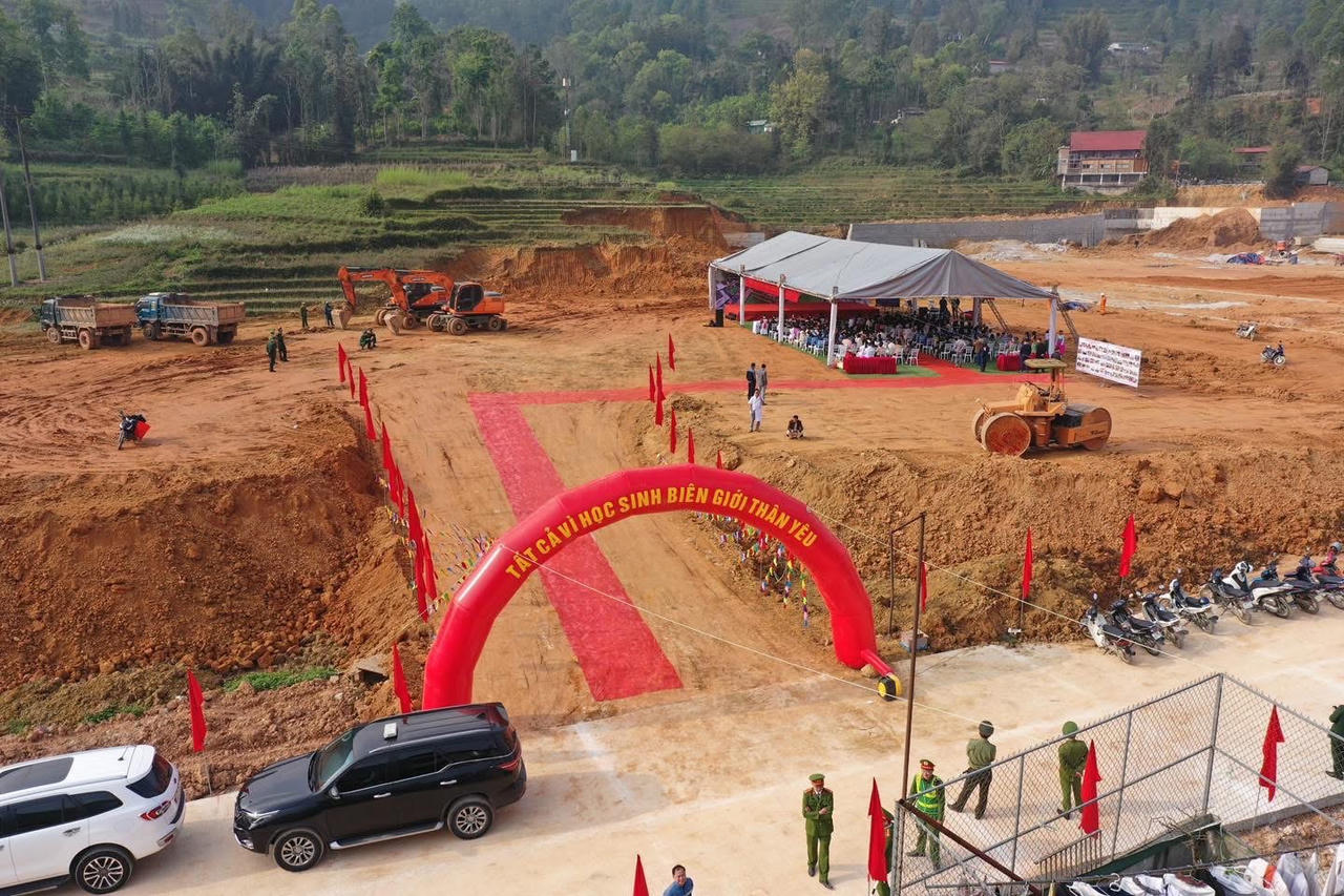 Lễ khởi công xây dựng trường phổ thông nội trú liên cấp TH và THCS Đồng Văn. (Ảnh: PV)