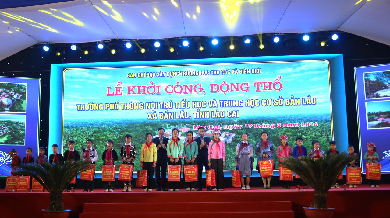 Phó Thủ tướng Chính phủ Lê Thành Long tặng quà cho các học sinh có hoàn cảnh khó khăn.