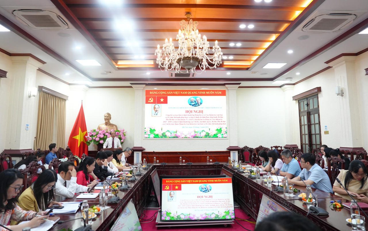 Trao quyết định thành lập Đảng bộ cơ sở Cục Kiểm tra văn bản và tổ chức thi hành pháp luật