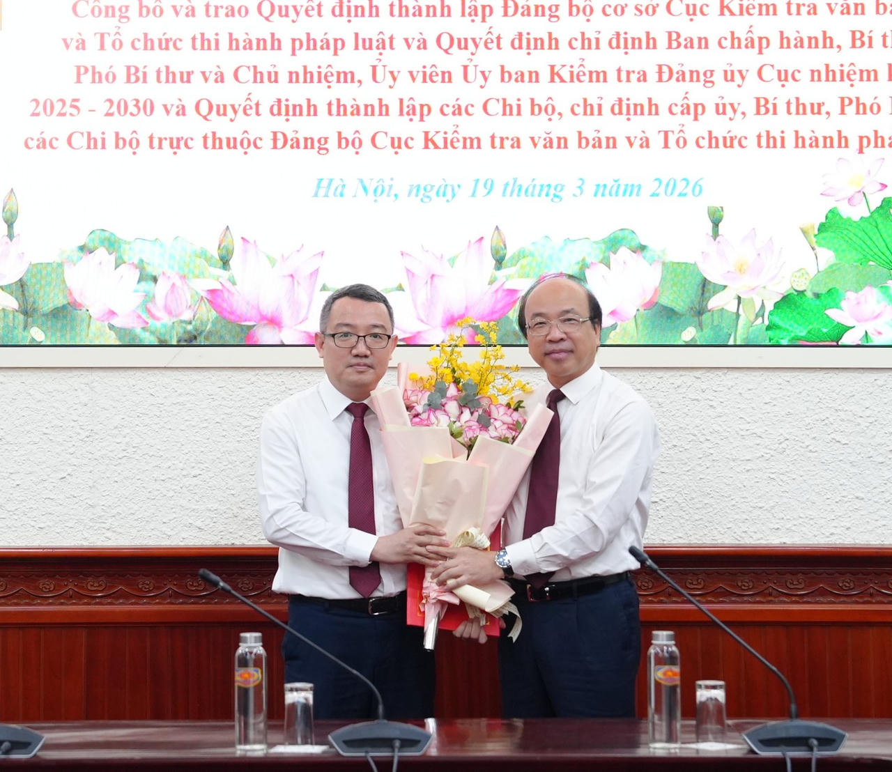 Trao quyết định thành lập Đảng bộ cơ sở Cục Kiểm tra văn bản và tổ chức thi hành pháp luật