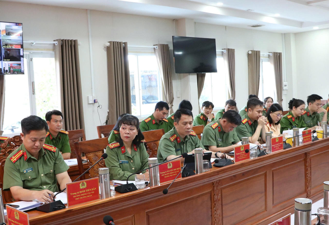 Các đại biểu tham dự buổi tiếp và làm việc với đoàn khảo sát.