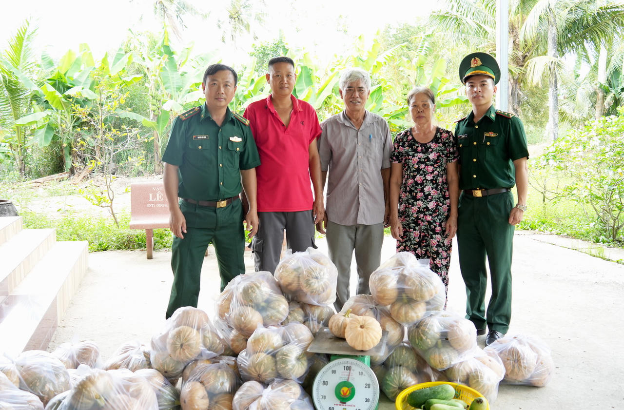BĐBP Cà Mau hỗ trợ tiêu thụ bí đỏ, tiếp sức nông dân vượt khó