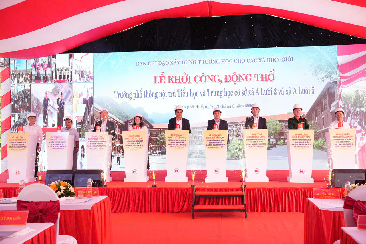 Các đại biểu ấn nút khởi công dự án.