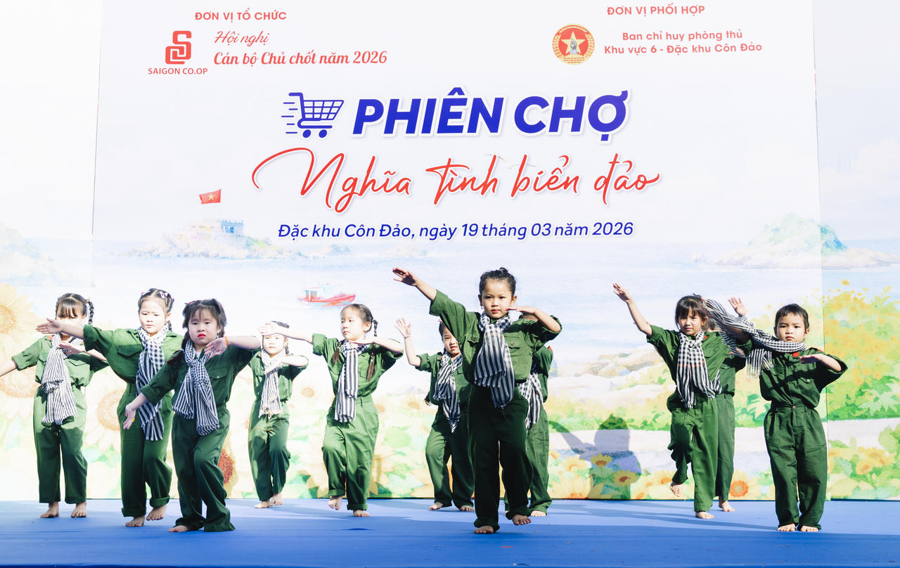 Các bé học sinh trường Tiểu học biểu diễn khai mạc Phiên chợ Nghĩa tình biển đảo
