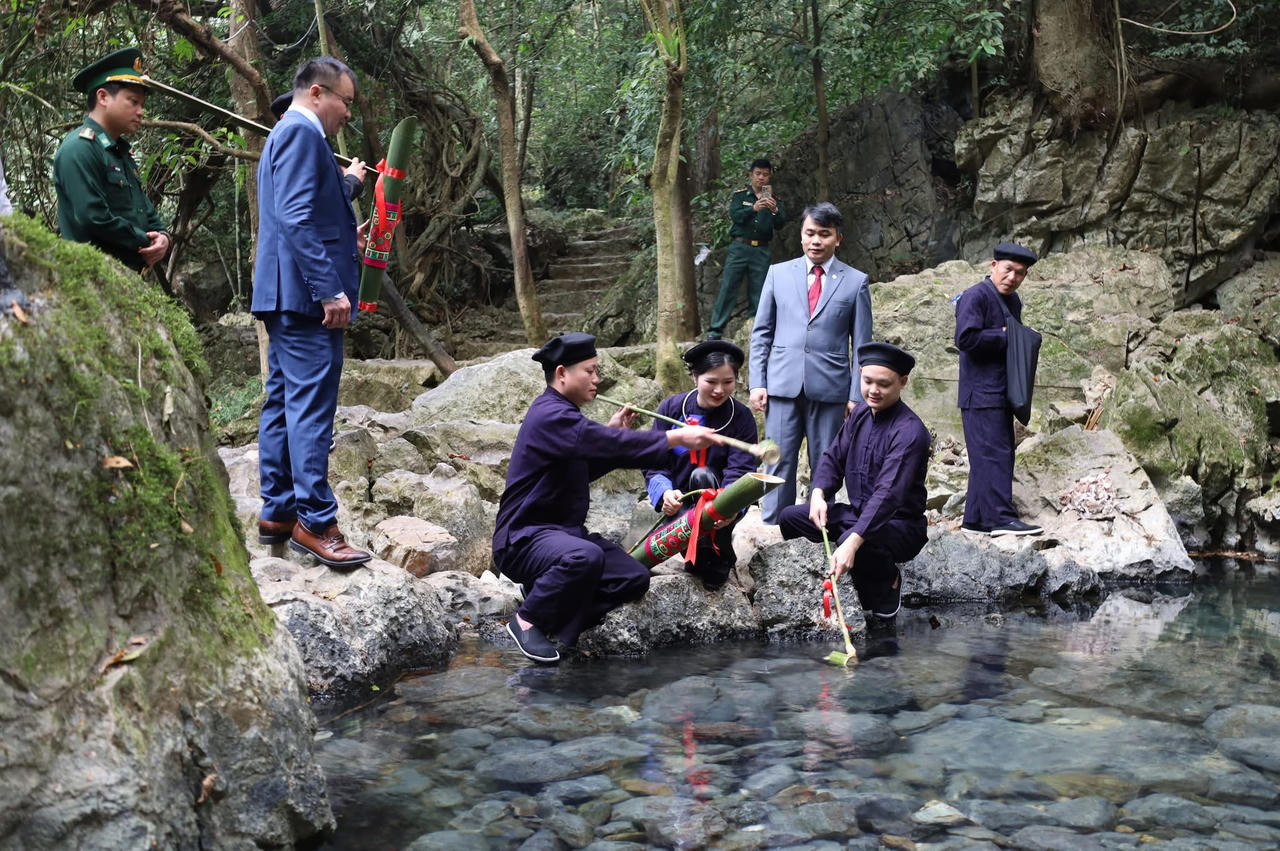 Lễ lấy nước, dâng hương, dâng nước tại Đền thờ Chủ tịch Hồ Chí Minh tại Cao Bằng