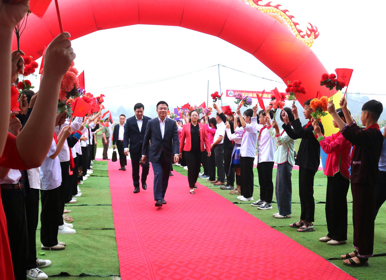 Phó Thủ tướng Lê Thành Long dự khởi công Trường phổ thông nội trú liên cấp Tiểu học và Trung học cơ sở Bản Lầu.