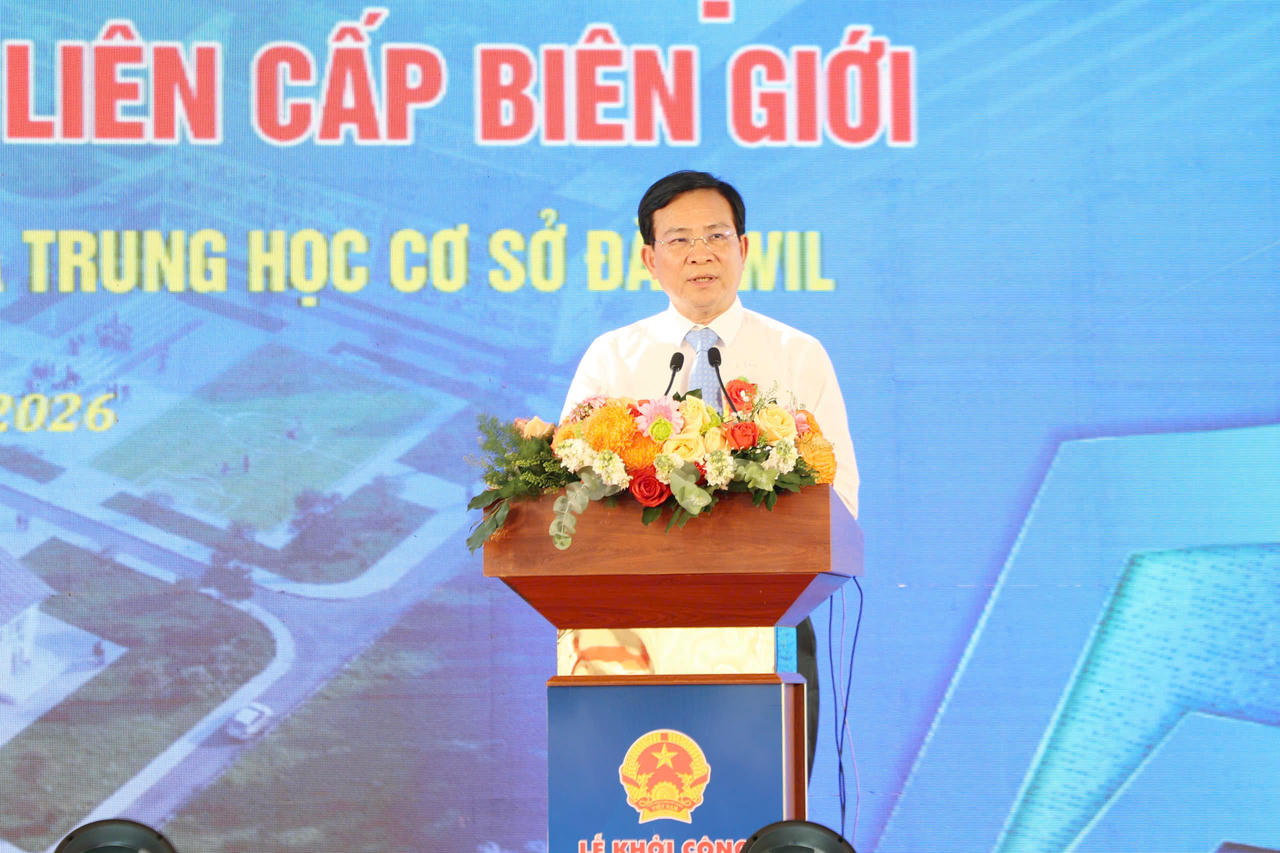 Ông Hồ Văn Mười, Chủ tịch UBND tỉnh Lâm Đồng phát biểu tại Lễ khởi công công trường nội trú liên cấp ở xã Đắk Wil. (Ảnh lamdong.gov.vn)