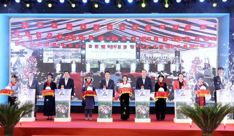 Các đại biểu thực hiện nghi thức khởi công, động thổ Trường phổ thông nội trú Tiểu học và Trung học cơ sở Bản Lầu.