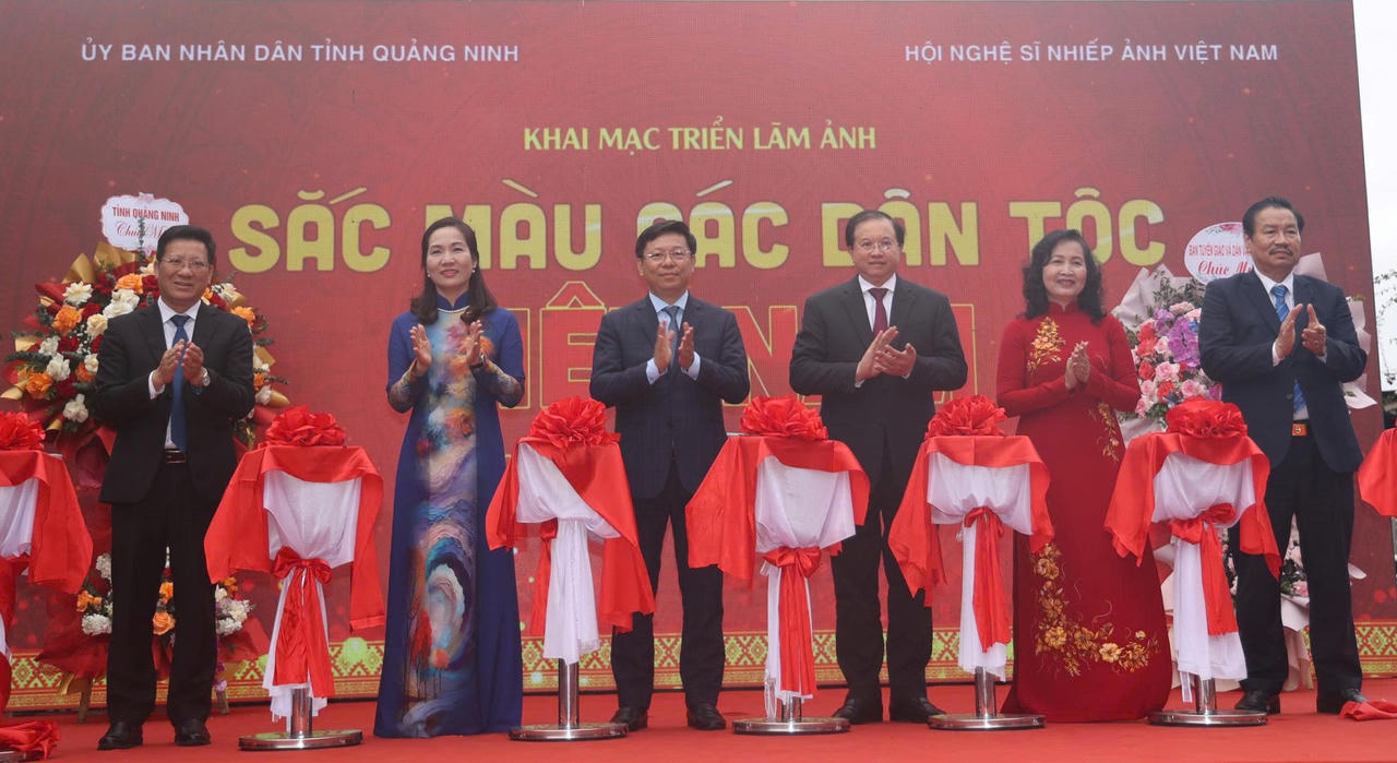 Triển lãm ảnh “Sắc màu các dân tộc Việt Nam” tại Quảng Ninh