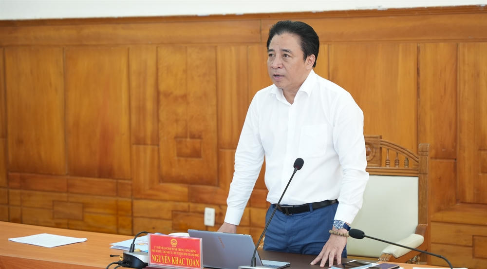 Chủ tịch UBND TP Huế Nguyễn Khắc Toàn phát biểu chỉ đạo tại cuộc họp.