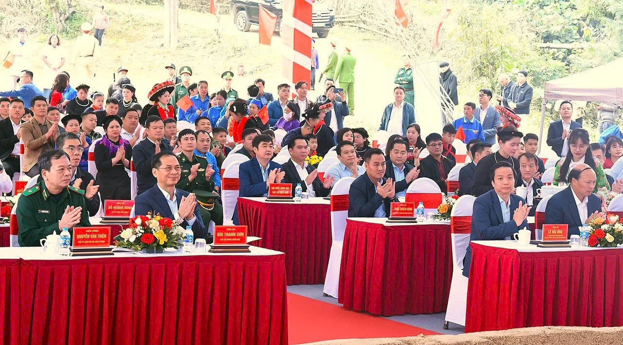 Phó Thủ tướng Chính phủ Bùi Thanh Sơn dự buổi lễ khởi công trường nội trú liên cấp Xuân Trường (Cao Bằng)