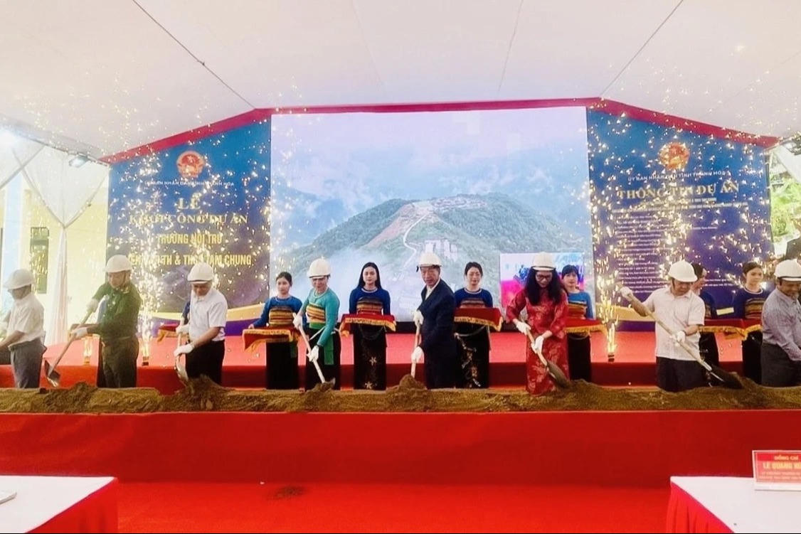 Các đại biểu thực hiện nghi thức khởi công dự án tại xã Tam Chung.