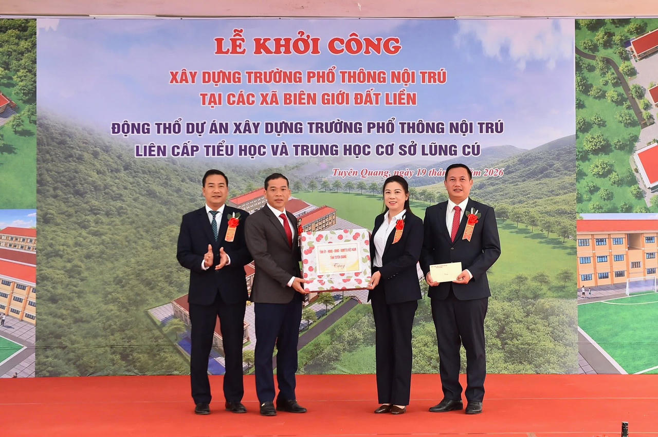 Bà&nbsp;Lê Thị Kim Dung, Phó Bí thư Thường trực Tỉnh ủy dự lễ động thổ Dự án xây dựng Trường Phổ thông nội trú liên cấp Tiểu học và THCS Lũng Cú. (Ảnh: PV)