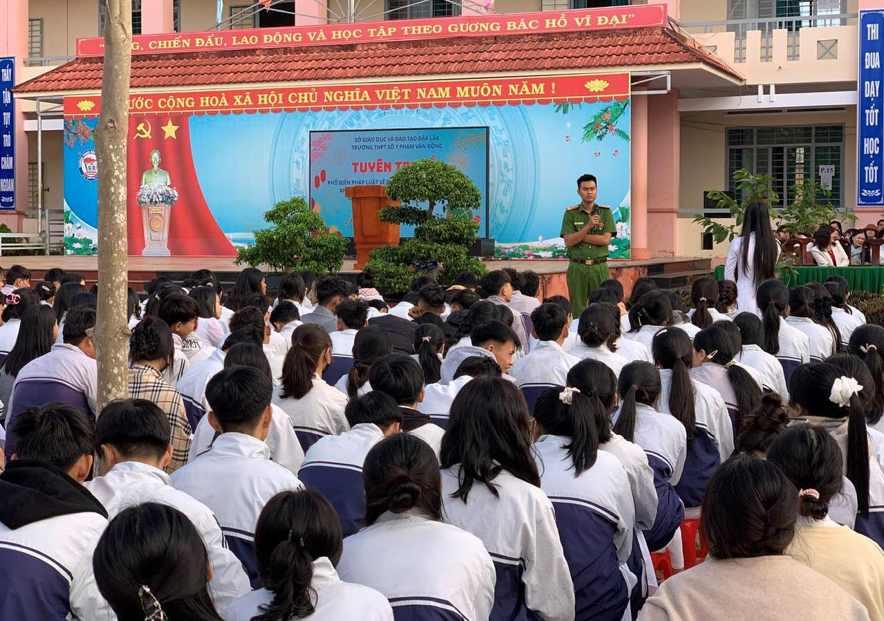 Lực lượng Công an tỉnh Đắk Lắk tuyên truyền pháp luật cho học sinh tại trường học.