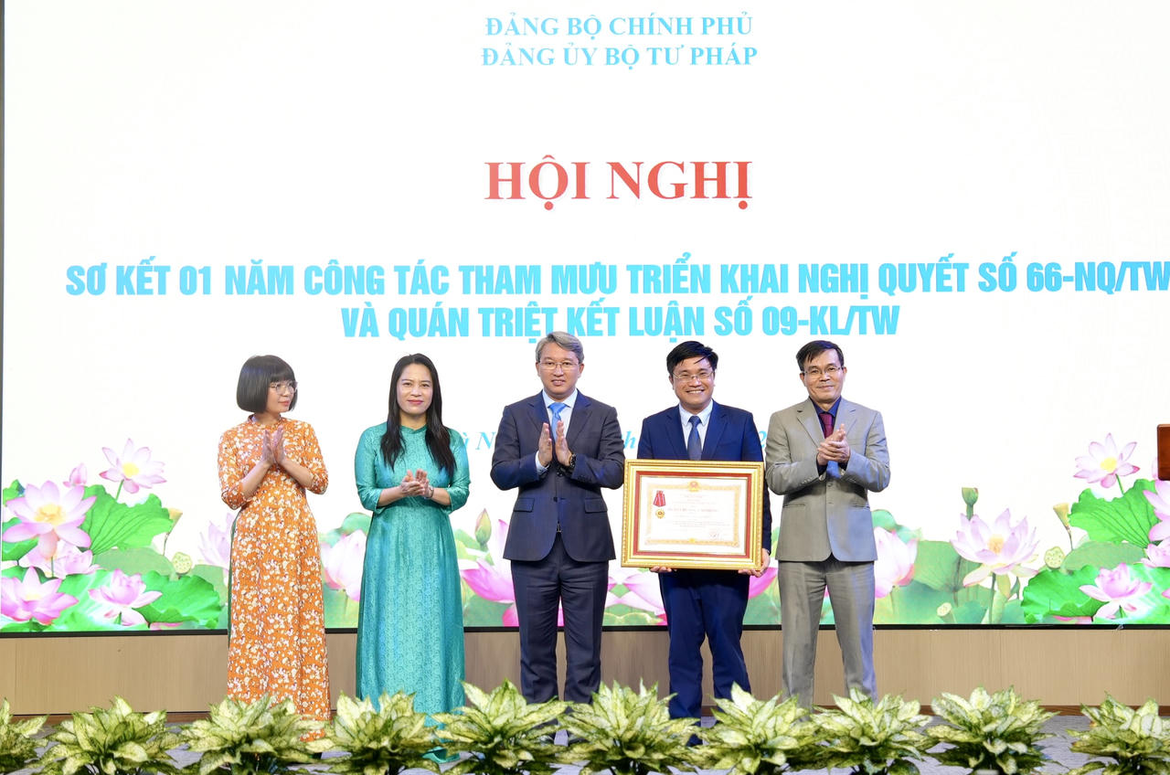 Bộ trưởng Nguyễn Hải Ninh tặng Huân chương Lao động hạng Ba cho Viện Chiến lược và Khoa học pháp lý.