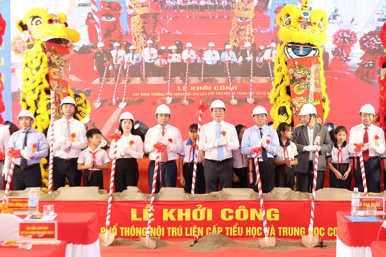 Khởi công xây dựng Trường Phổ thông nội trú liên cấp Tiểu học và Trung học cơ sở Đắk Wil. (Ảnh lamdong.gov.vn)