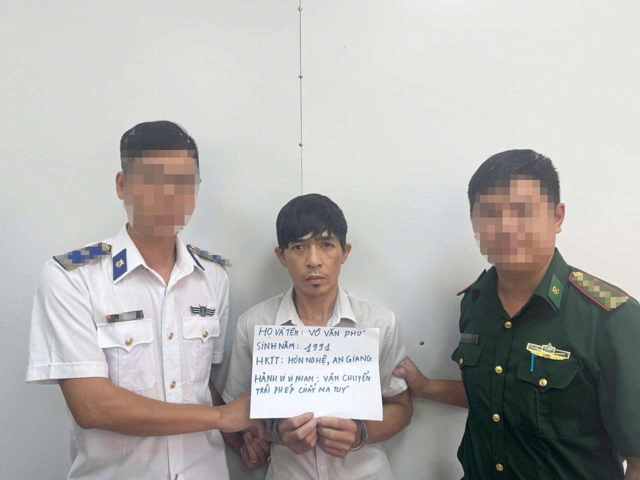 Lực lượng chức năng Bộ Tư lệnh Vùng Cảnh sát biển 4 bắt giữ tàu cá TG 91975 TS vận chuyển trái phép trên 230.000 lít dầu DO ngày 17/12/2025 và&nbsp;bắt quả tang đối tượng Võ Văn Phú vận chuyển trái phép khoảng 93 gam ma túy đá ngày 26/01/2026.