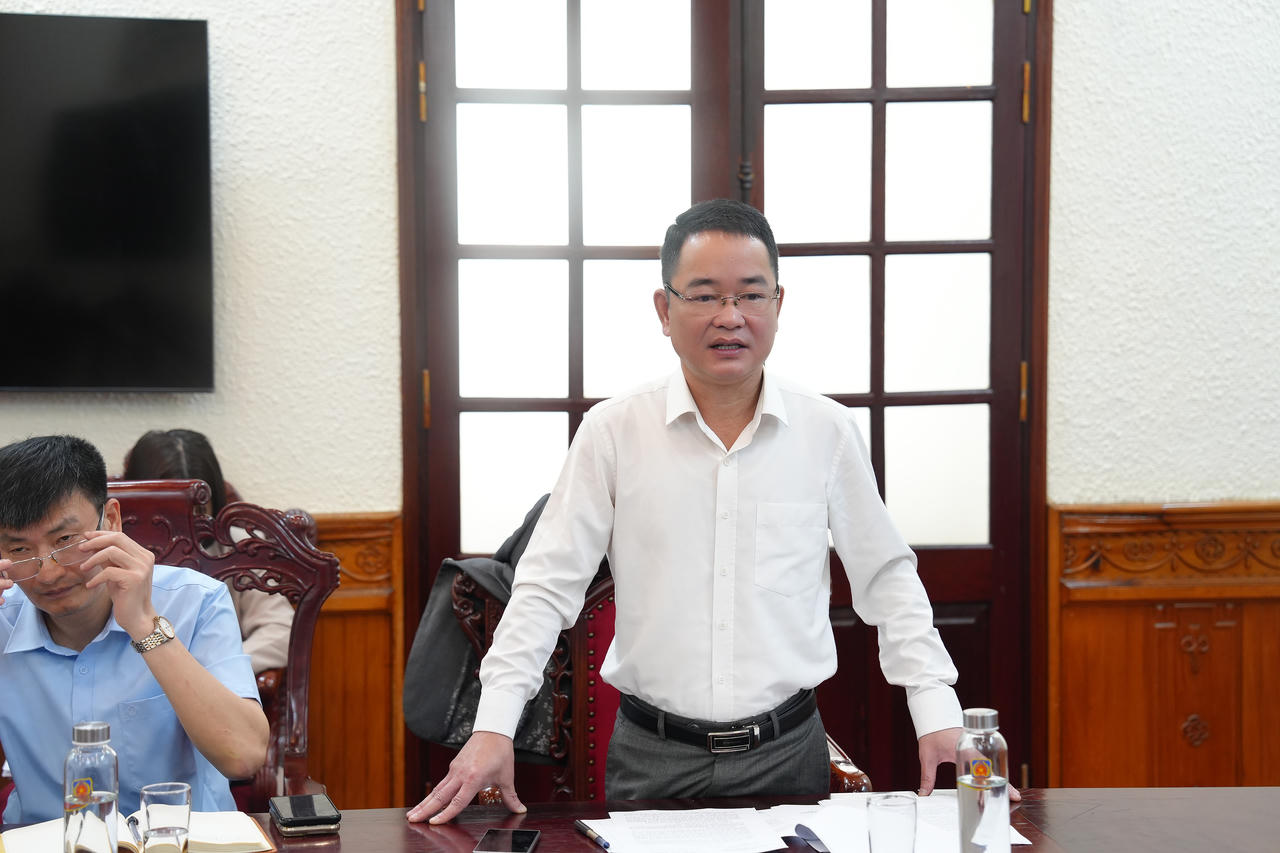 Ông Vũ Hoài Nam, Tổng Biên tập Báo PLVN phát biểu tại buổi làm việc.