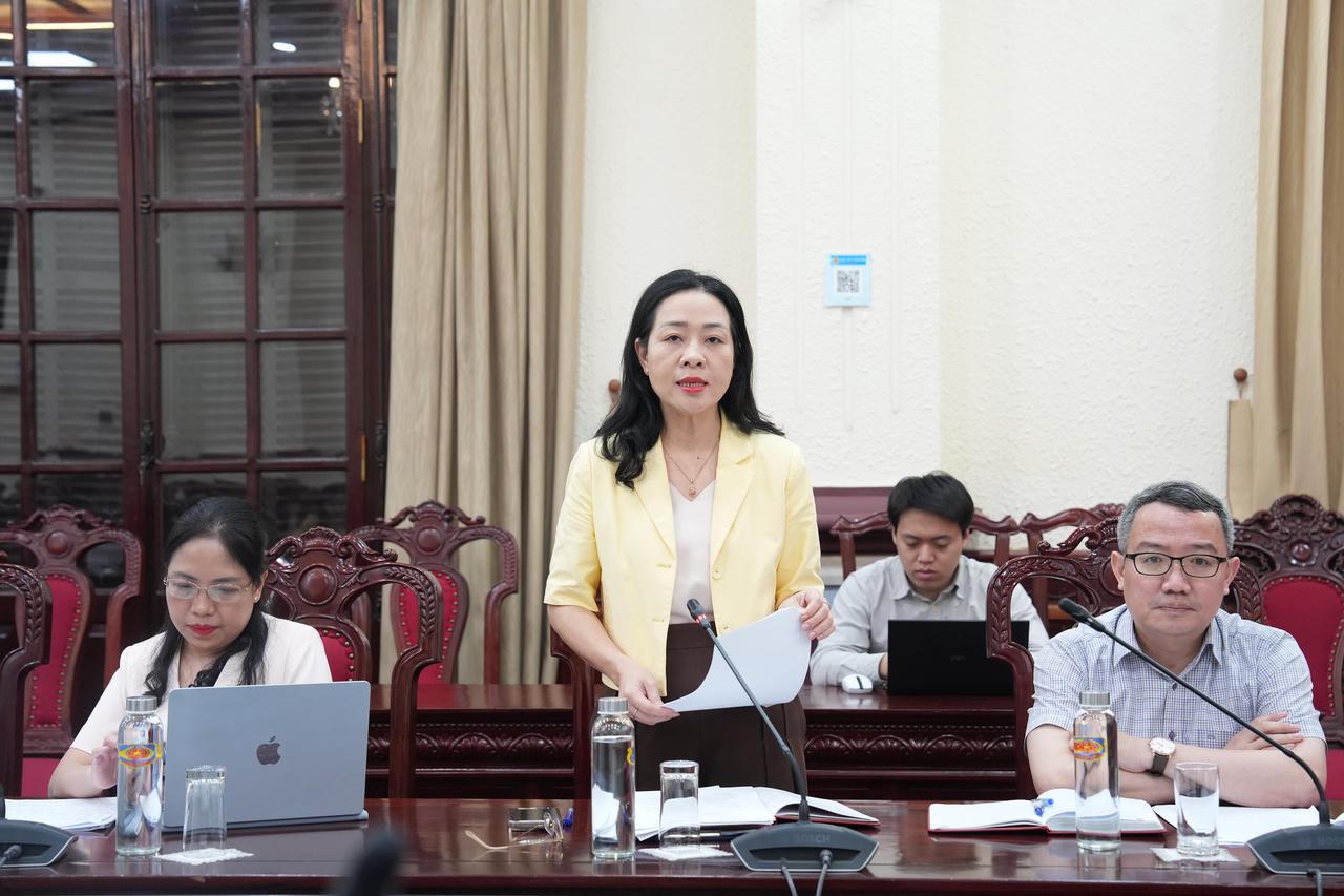 Phó Cục trưởng Nguyễn Thị Thu Hòe báo cáo tại buổi làm việc.