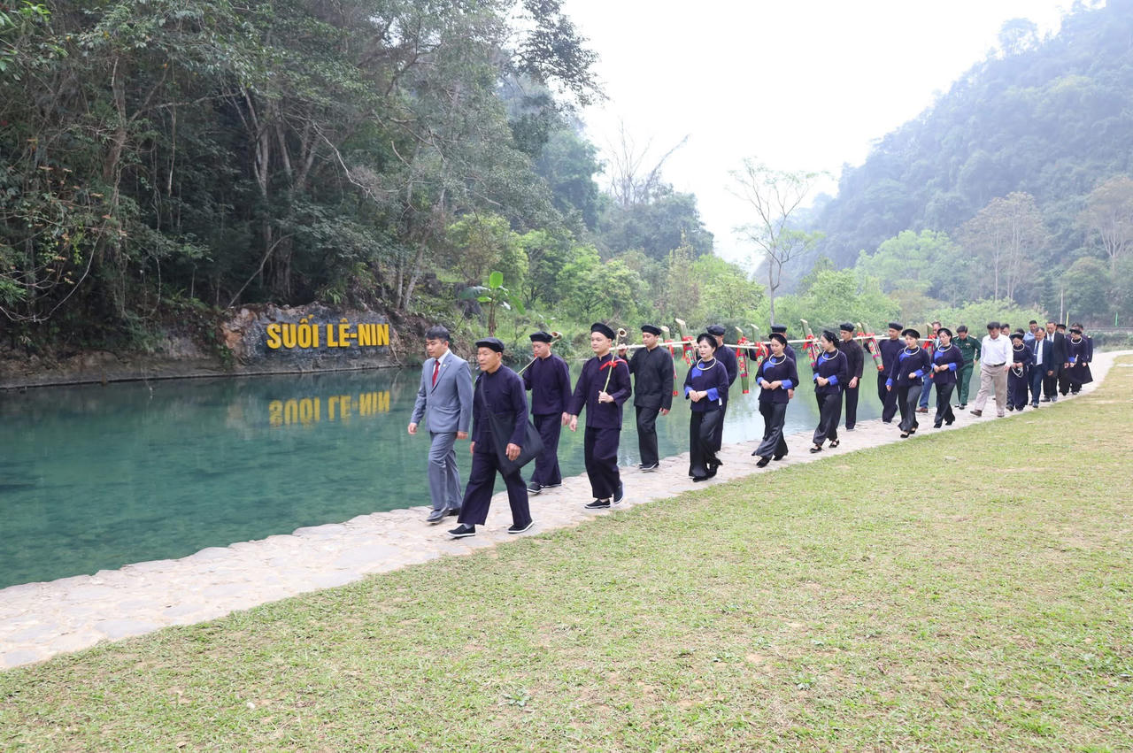 Đoàn tham gia Lễ rước nước đầu nguồn Pác Bó.(Ảnh: PV)