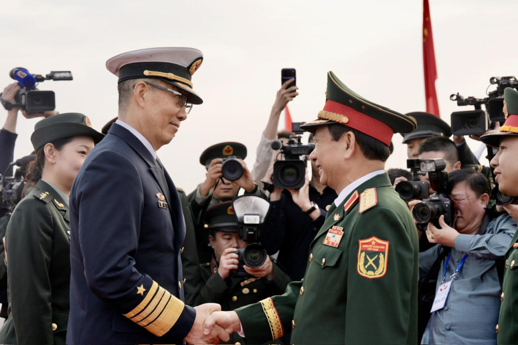 Thượng tướng Đổng Quân, Bộ trưởng Bộ Quốc phòng Trung Quốc đón Đại tướng Phan Văn Giang, Bộ trưởng Bộ Quốc phòng Việt Nam và đoàn công tác tại vạch phân quản, Cầu Bắc Luân 2, Cửa khẩu Quốc tế Móng Cái.