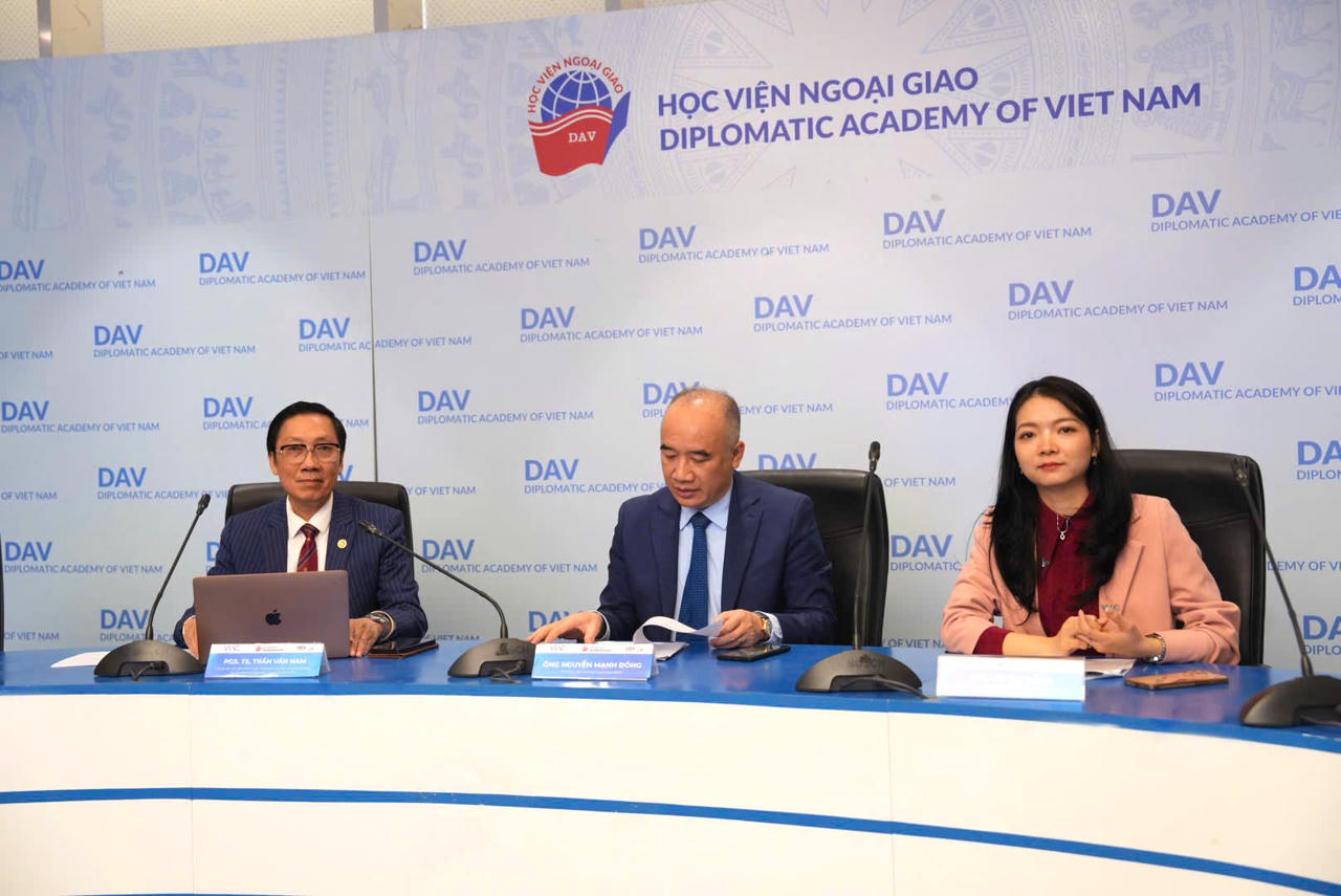 Ông Nguyễn Mạnh Đông (giữa) – Phó Giám đốc Học viện Ngoại giao tham luận tại Hội thảo