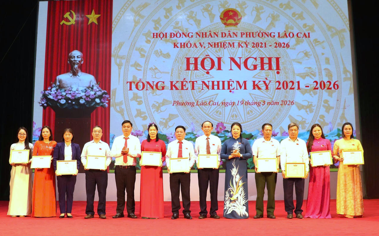 Lãnh đạo phường Lào Cai trao giấy khen cho các tập thể, cá nhân có thành tích xuất sắc.