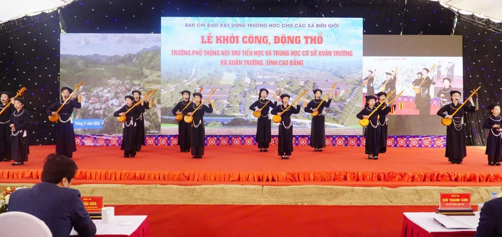 Đội văn nghệ xã Xuân Trường biểu diễn tiết mục văn nghệ đặc sắc tại lễ khởi công.(Ảnh: PV)