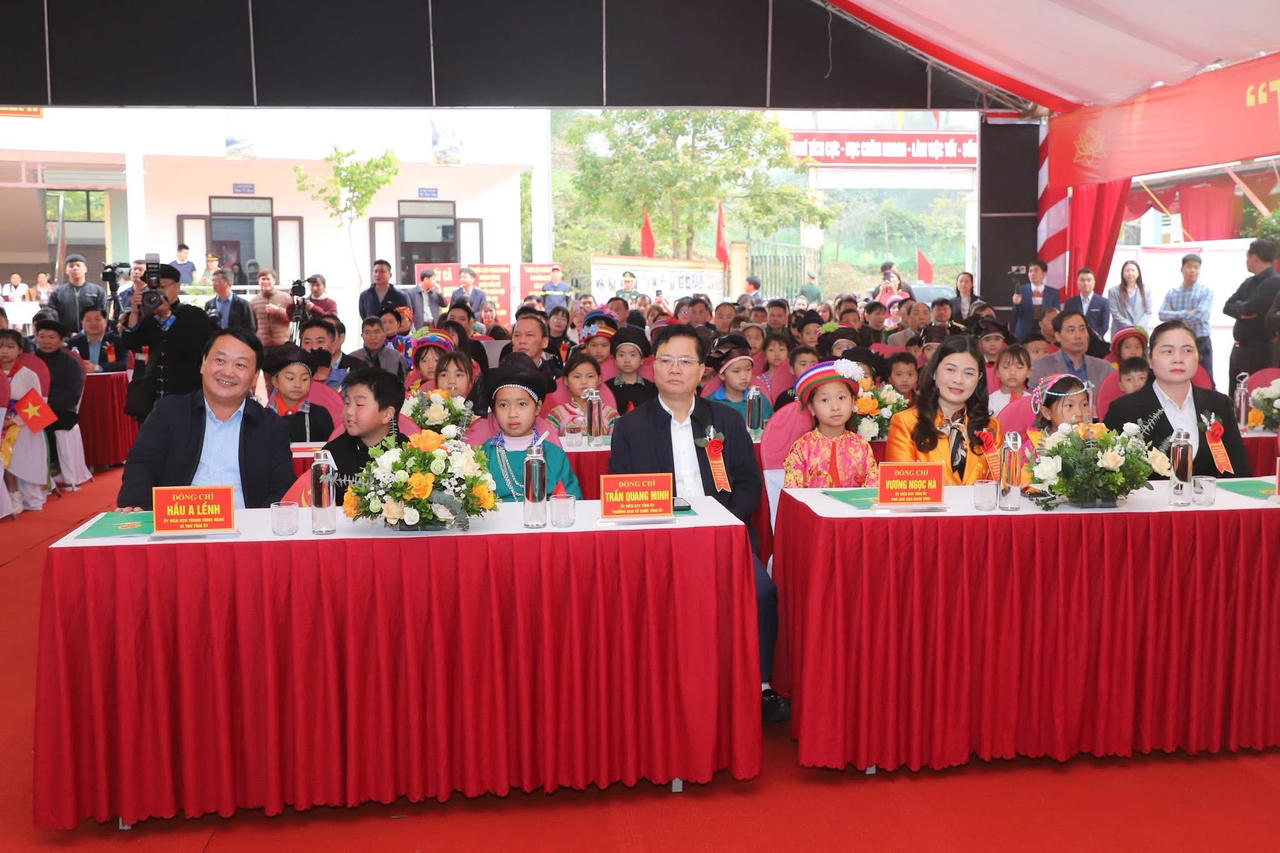 Ông Hầu A Lềnh, Bí thư Tỉnh ủy Tuyên Quang dự tại điểm khởi công Trường Phổ thông Nội trú liên cấp Tiểu học và Trung học cơ sở Nghĩa Thuận. (Ảnh: PV)