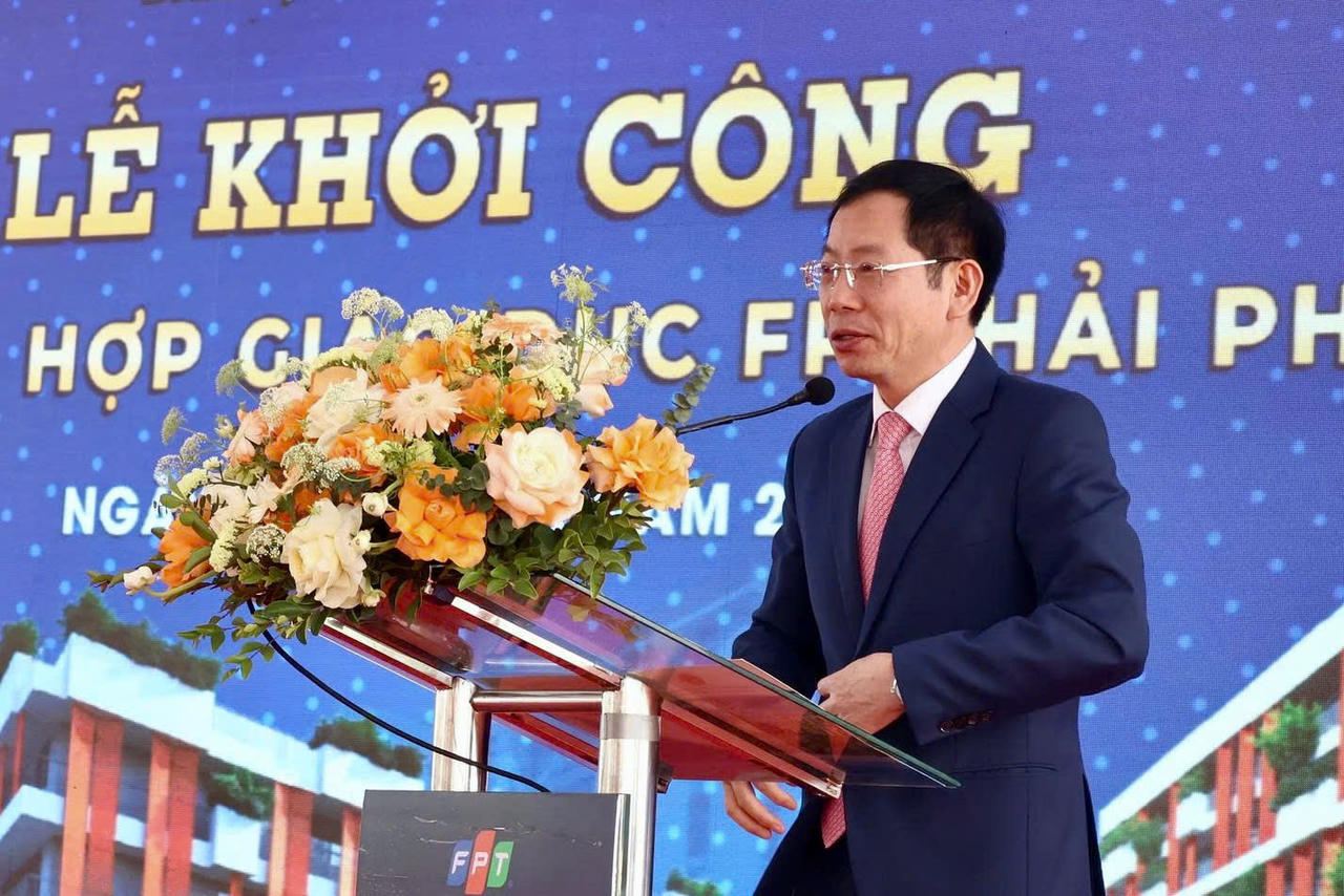 Phó Chủ tịch UBND TP Vũ Tiến Phụng phát biểu tại Lễ khởi công.