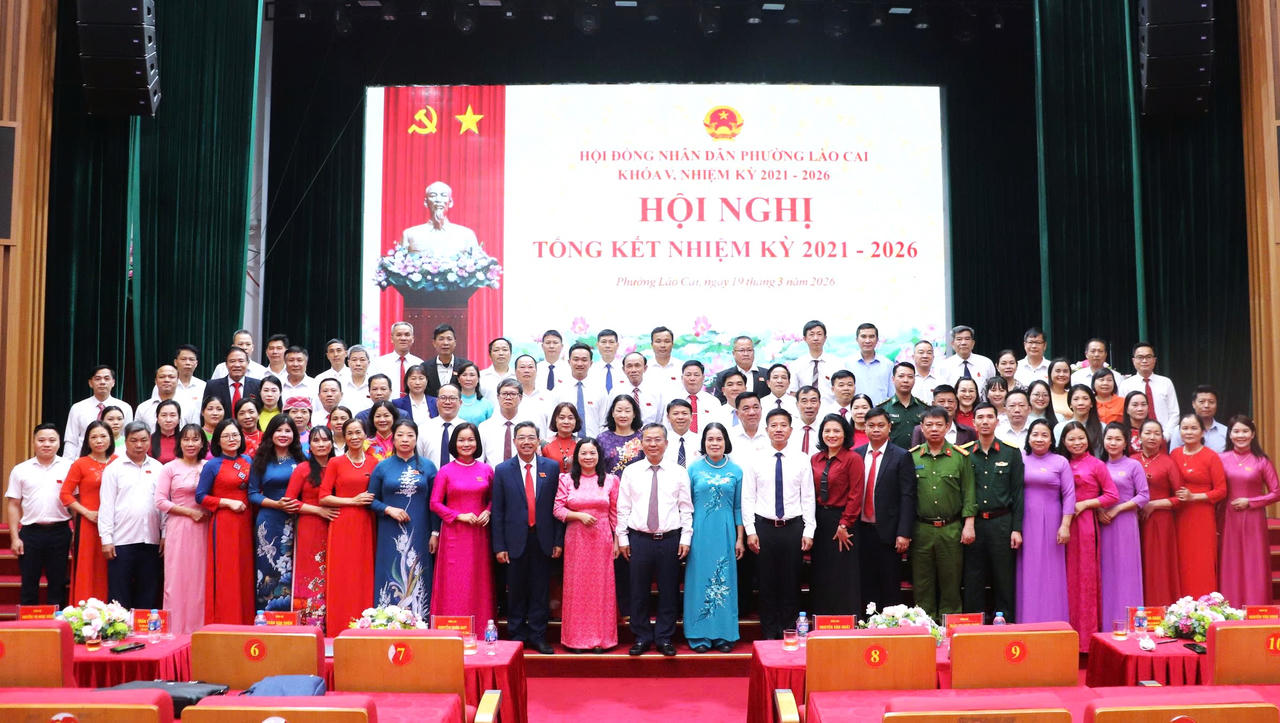 Các đại biểu chụp ảnh lưu niệm.