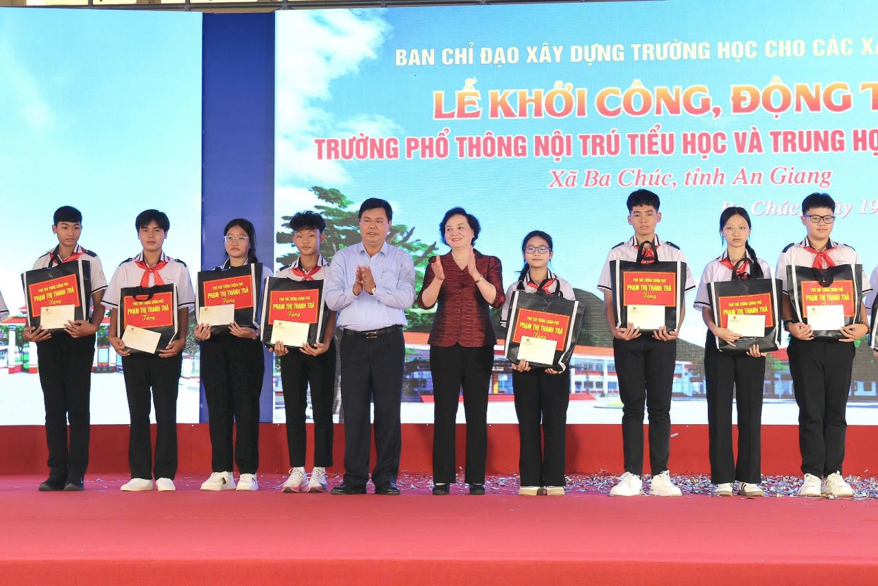 Phó Thủ tướng Phạm Thị Thanh Trà cùng Bí thư Tỉnh ủy An Giang Nguyễn Tiến Hải tặng quà cho các học sinh có hoàn cảnh khó khăn. (Ảnh: Trung Phạm)