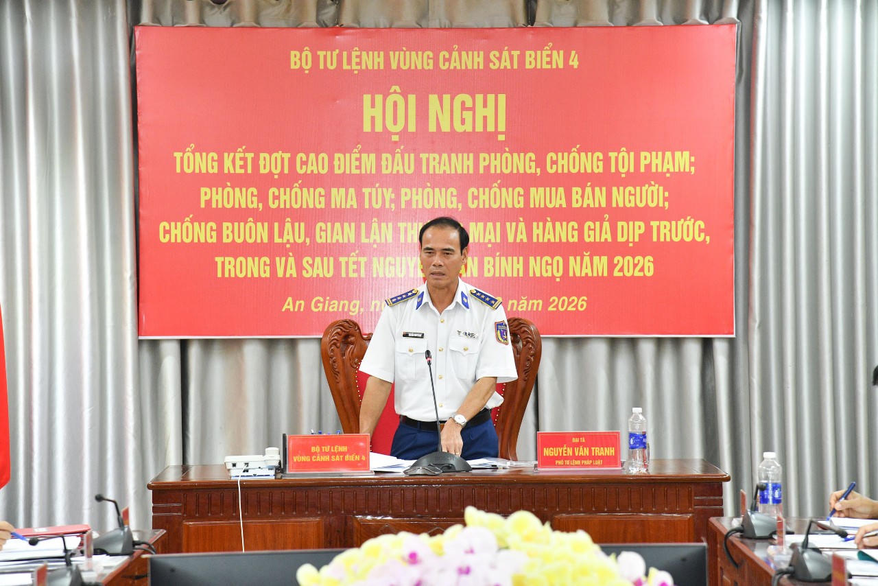 Đại tá Nguyễn Văn Tranh - Ủy viên Ban Thường vụ Đảng ủy, Phó Tư lệnh Pháp luật, Bộ Tư lệnh Vùng Cảnh sát biển 4 chủ trì và phát biểu tại Hội nghị.