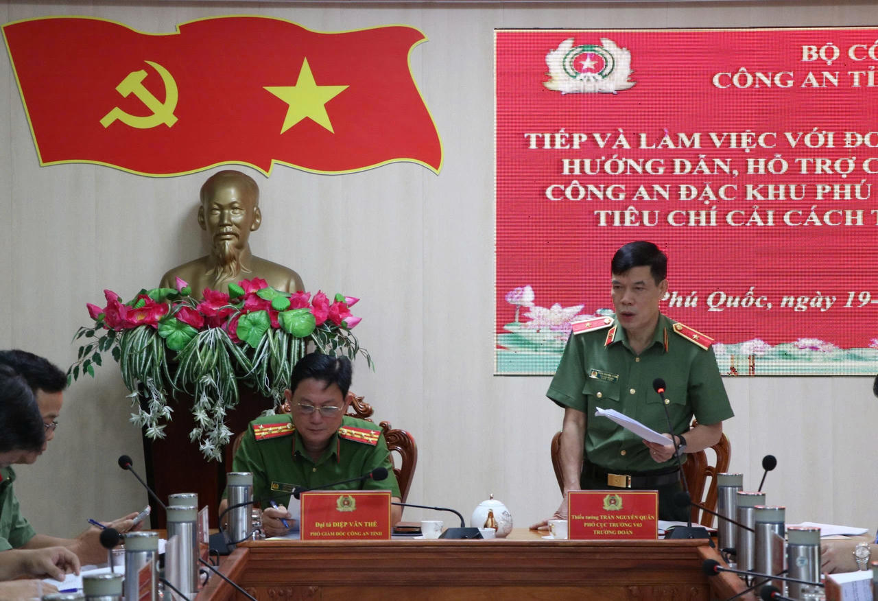 Thiếu tướng Trần Nguyên Quân, Phó Cục trưởng Cục Pháp chế và cải cách hành chính, tư pháp - Bộ Công an phát biểu tại buổi làm việc.