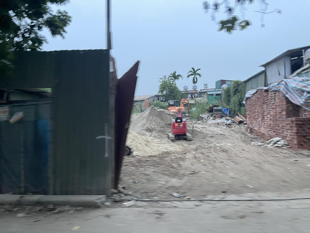 tập kết vật liệu ven đường gây mất mỹ quan .