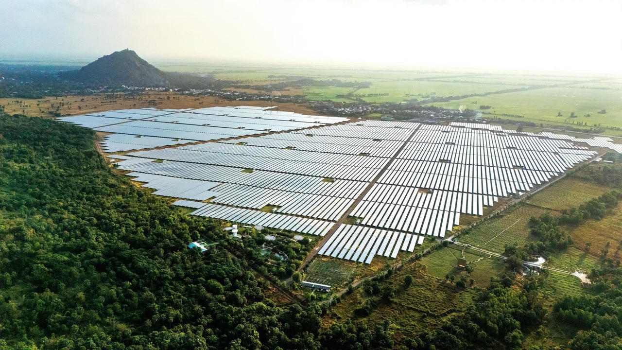 Nhà máy Điện mặt trời Sao Mai (An Giang) kết hợp hài hòa giữa công nghệ hiện đại và cảnh quan thiên nhiên.