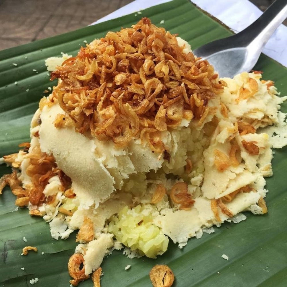 Gói xôi giản dị nơi góc phố Hà Nội – hình ảnh quen thuộc trong nhịp sống buổi sớm, mang theo hương nếp thơm dẻo, gắn bó với nhiều thế hệ người dân Thủ đô.