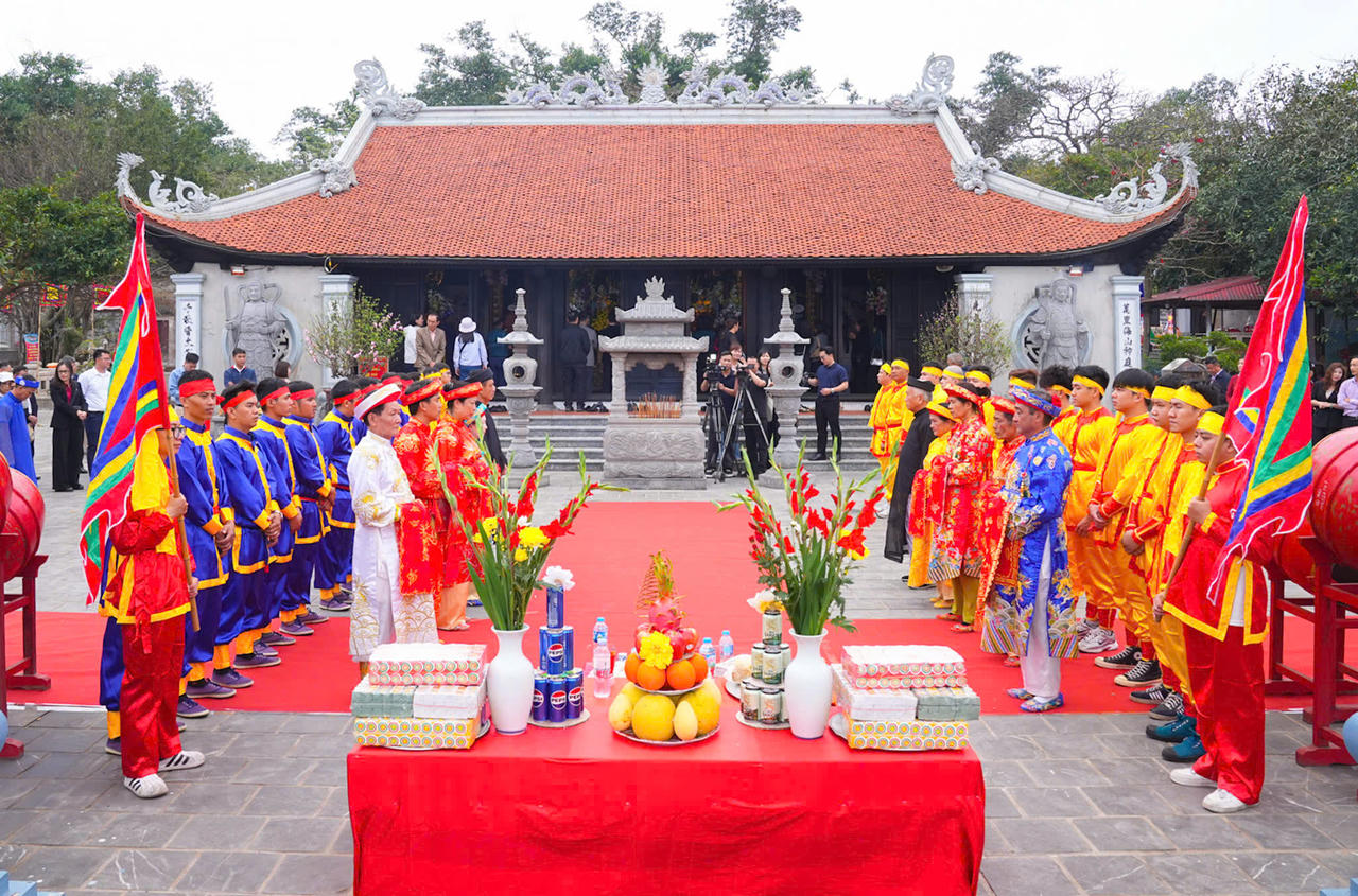 Lễ hội đảo Hòn Dấu mang đậm dấu ấn văn hóa miền biển Đồ Sơn.