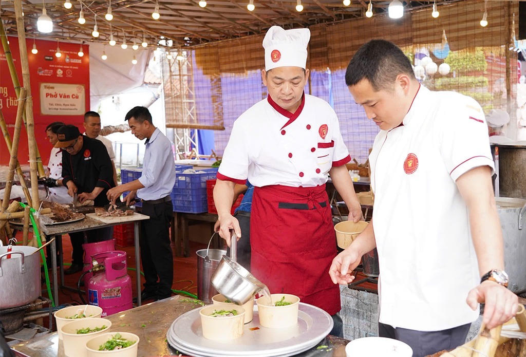 Các đại biểu và du khách được trực tiếp tham quan quy trình chế biến, đồng thời thưởng thức những tô phở do chính các nghệ nhân của làng nghề thực hiện. (Ảnh: Trần Lâm)