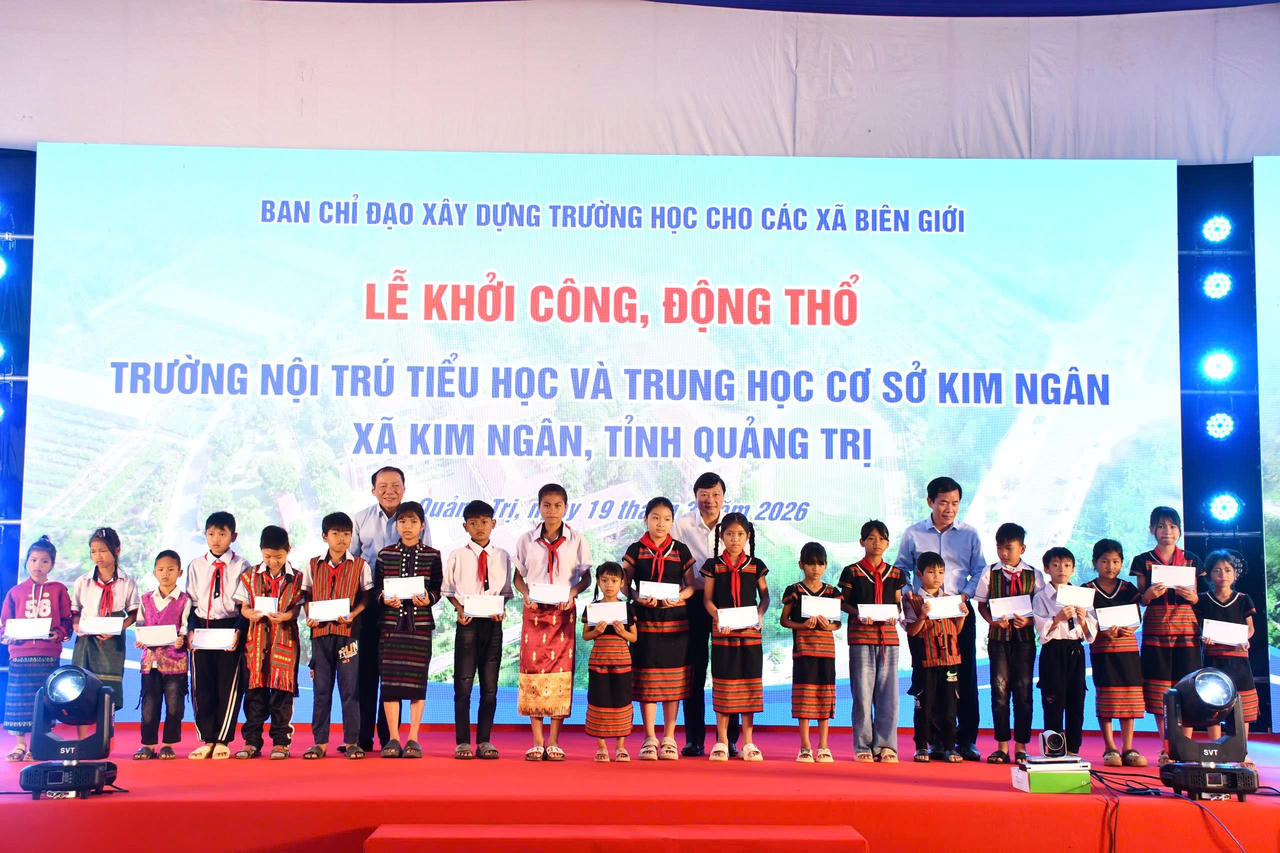 Lãnh đạo Trung ương, tỉnh Quảng Trị trao quà cho học sinh tại Lễ khởi công Trường nội trú Tiểu học và Trung học cơ sở Kim Ngân.