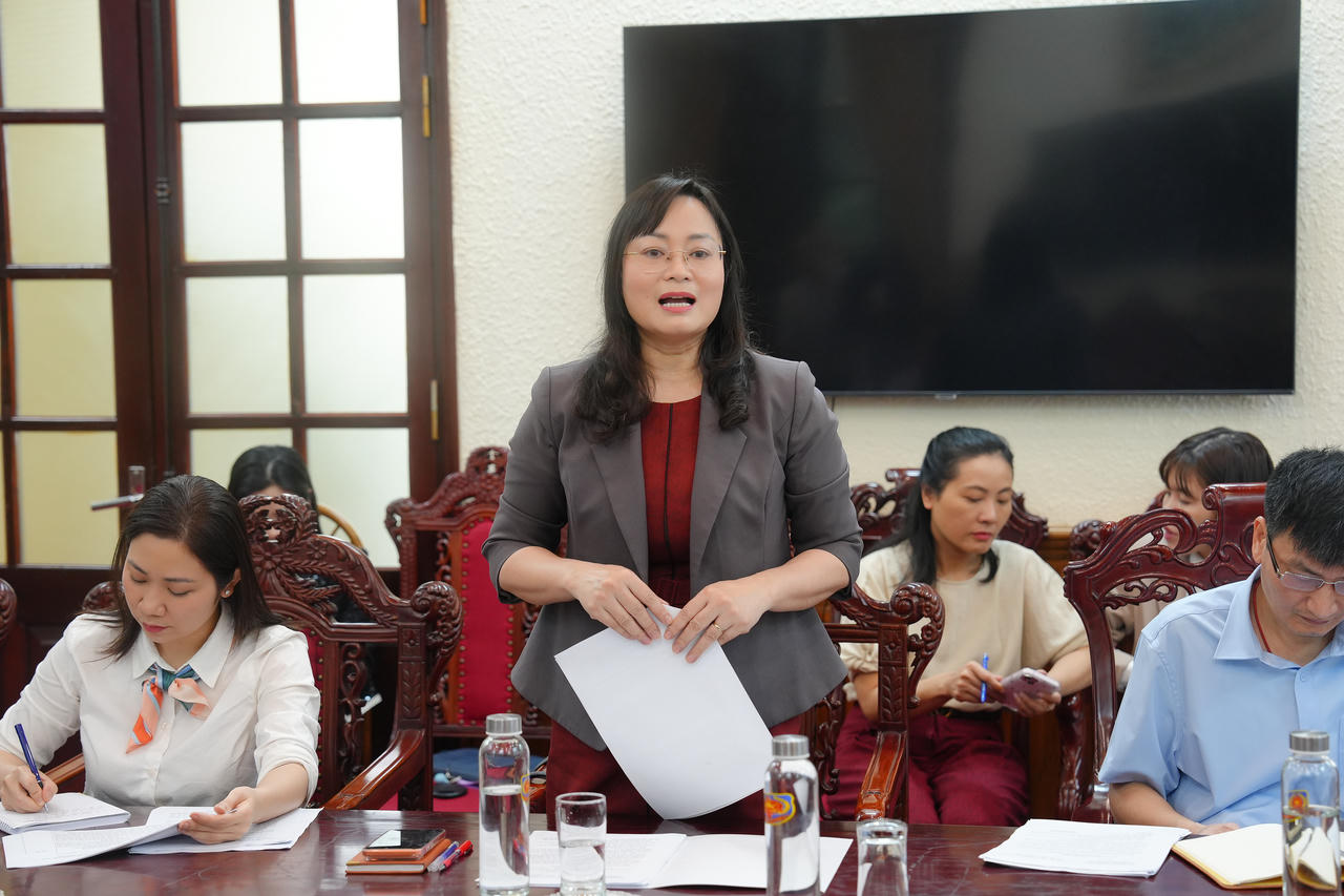 Bà Vũ Hồng Thuý, Phó Tổng Biên tập Báo PLVN báo cáo tại buổi làm việc.